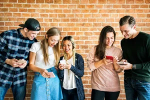 personas revisando sus redes sociales