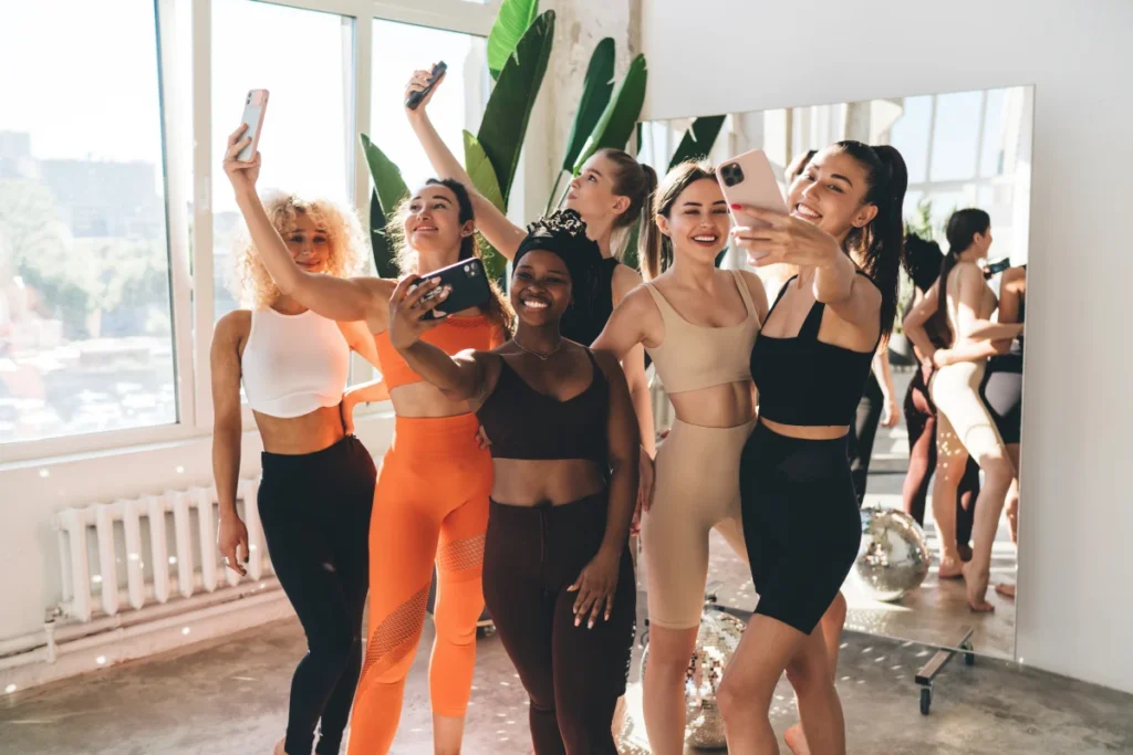 personas haciendo marketing de influencers