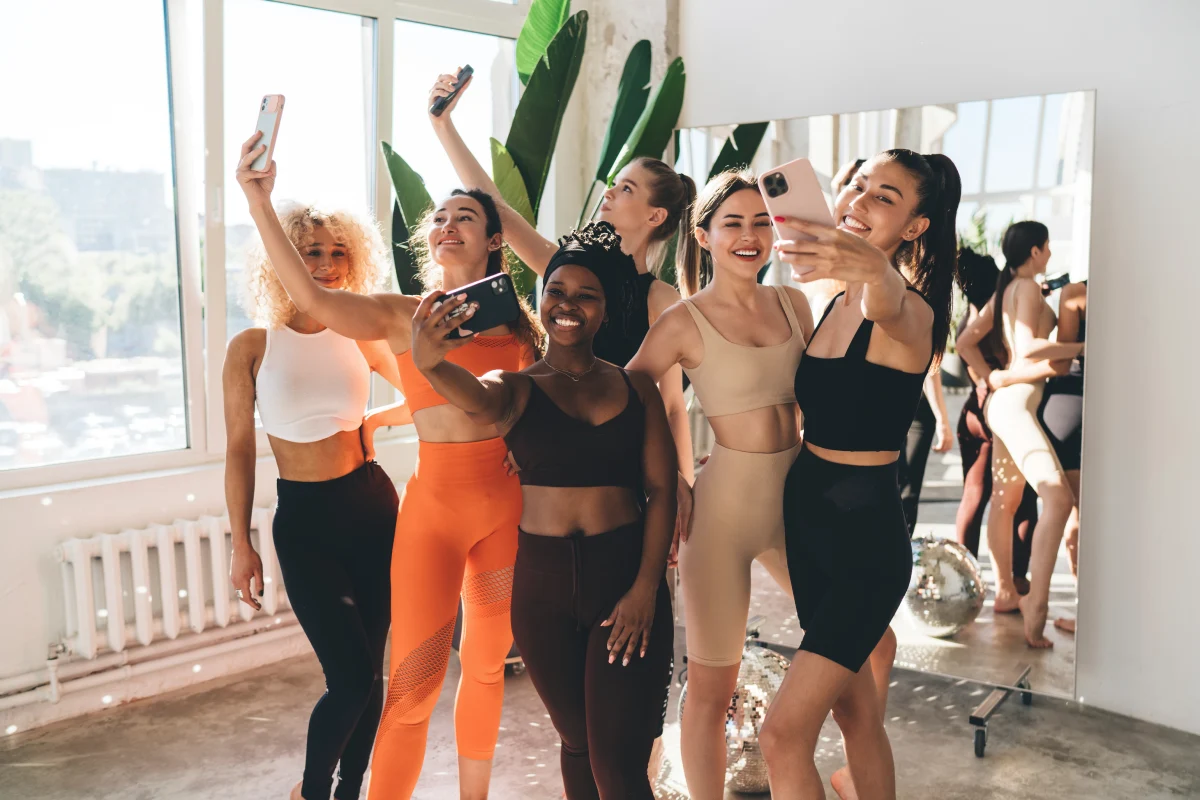 personas haciendo marketing de influencers