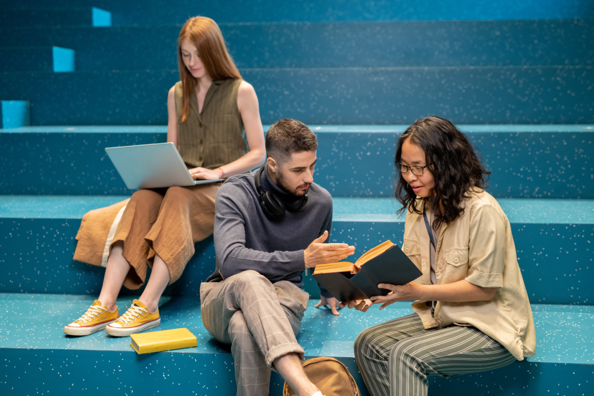 personas planeando su estrategia de storytelling