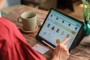 persona comprando en tienda online