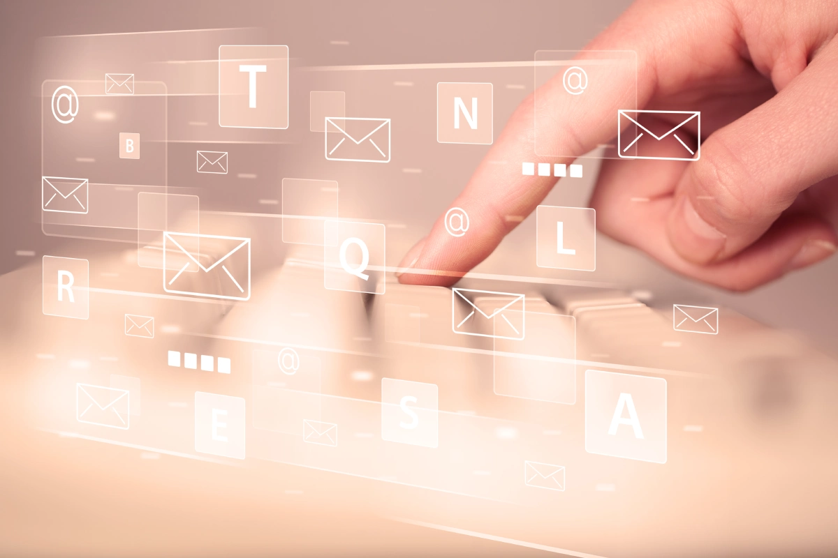 Mano con teclado e iconos de social media.