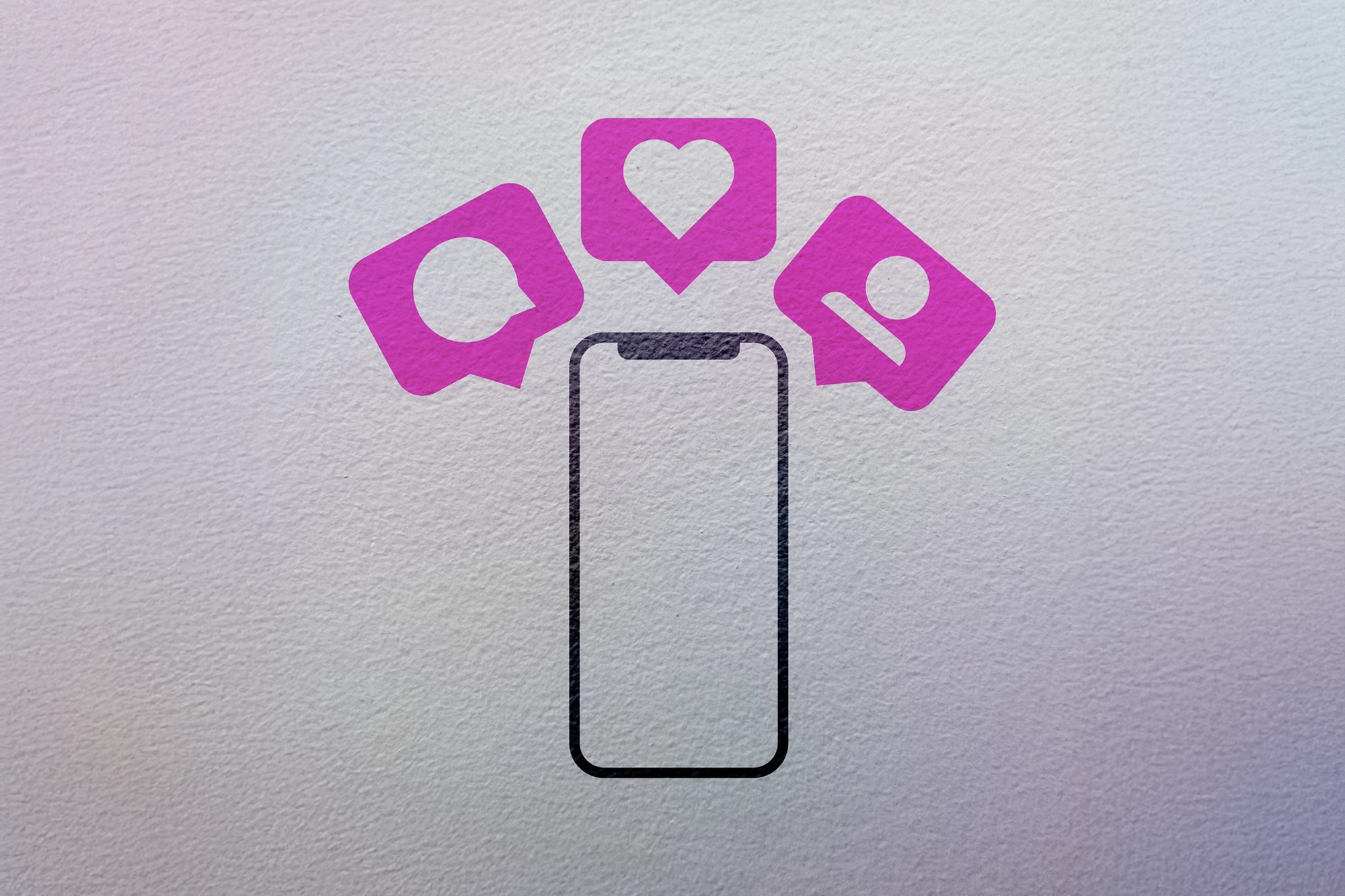 Silueta móvil que representa los Reels de Facebook con los iconos de comentario usuario y me gusta.