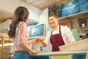 Persona comprando en una cafetería