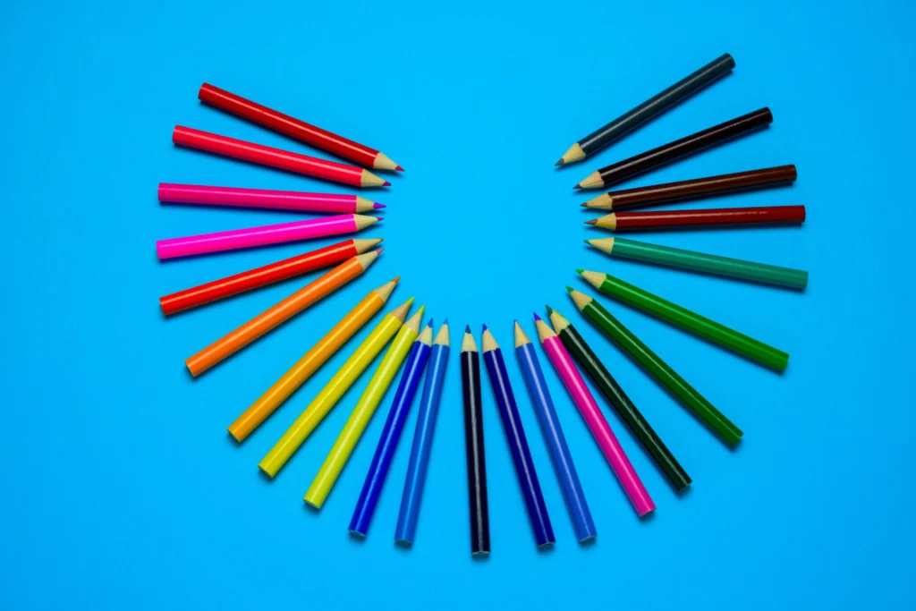 colores-marketing, se representan muchos lápices, cada uno simbolizando los diferentes colores y su importancia