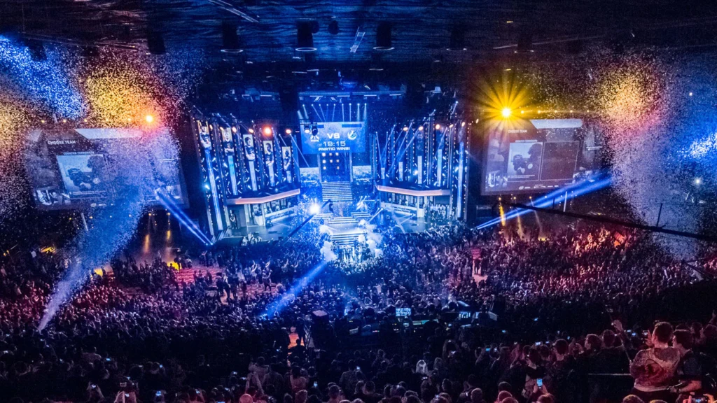 eSports, gran escenario muy luminoso y con mucho público.