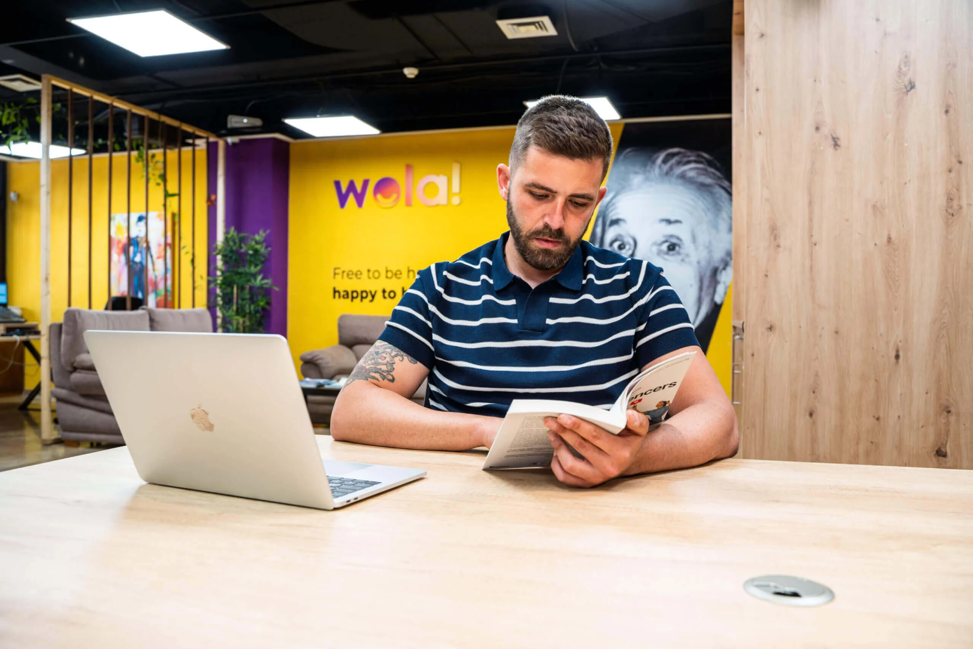 Directivo trabajando en marketing digital en una entrevista Directivo trabajando en marketing digital, en plena entrevista