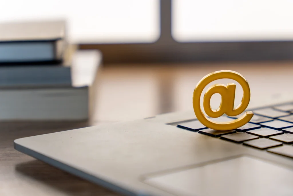 Teclado con símbolo de "@", representando el correo corporativo.