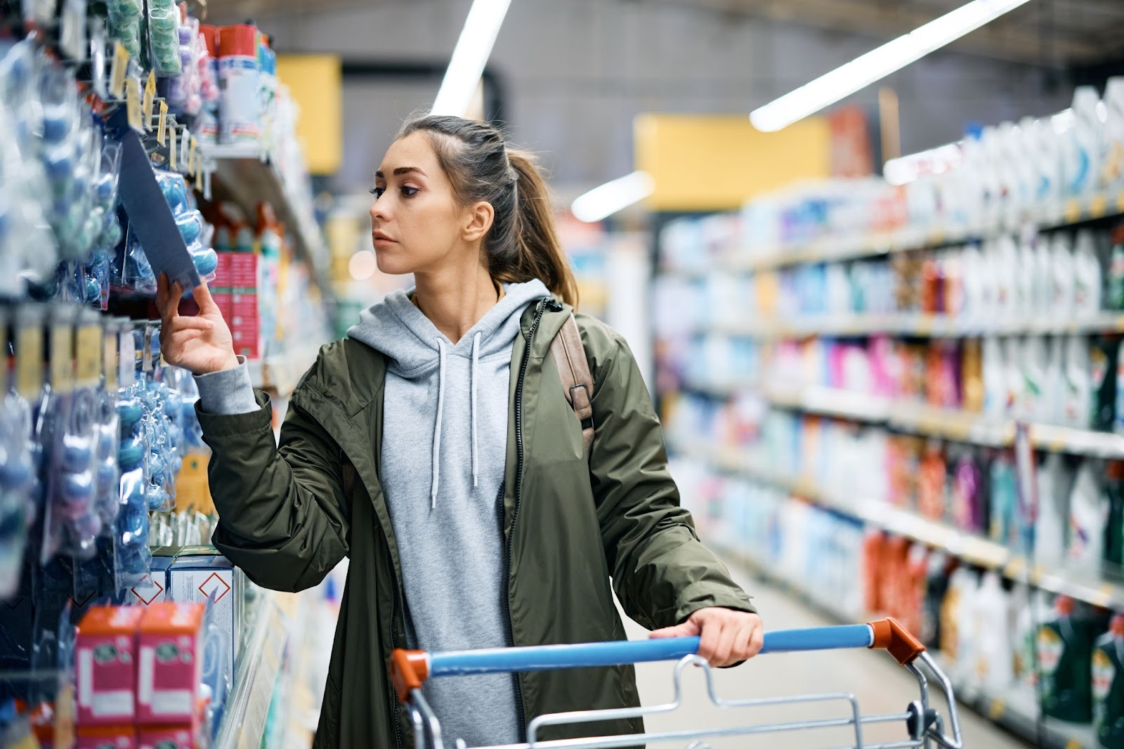 Mujer mirando colores y diseños de los productos de un supermercado Mujer mirando colores y diseños de los productos de un supermercado.