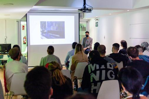 directivo de Wola! dando una de sus charlas