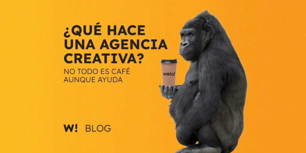 Mono bebiendo café en una oficina creativa, símbolo de ideas en acción