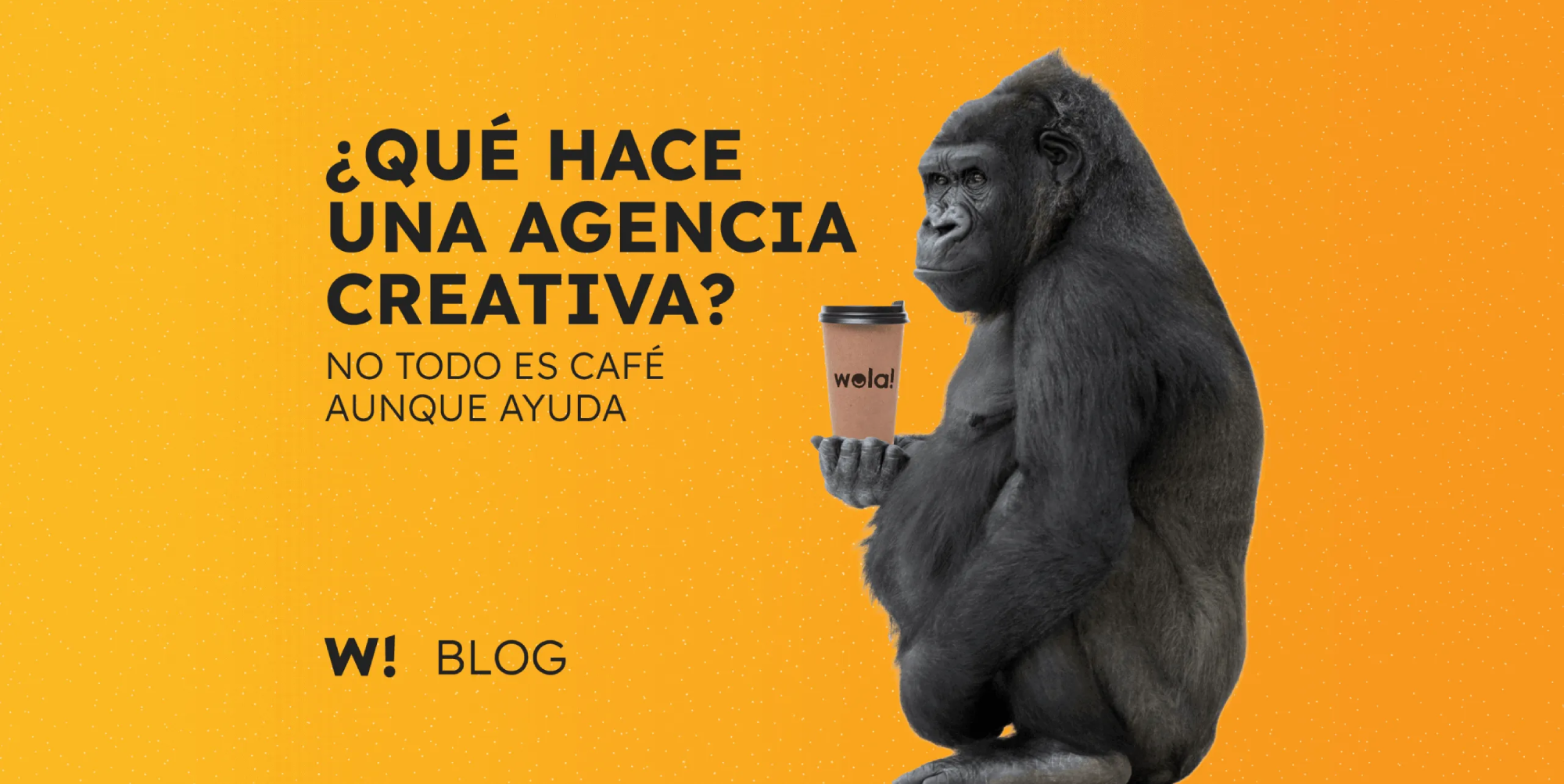 Mono bebiendo café en una oficina creativa, símbolo de ideas en acción
