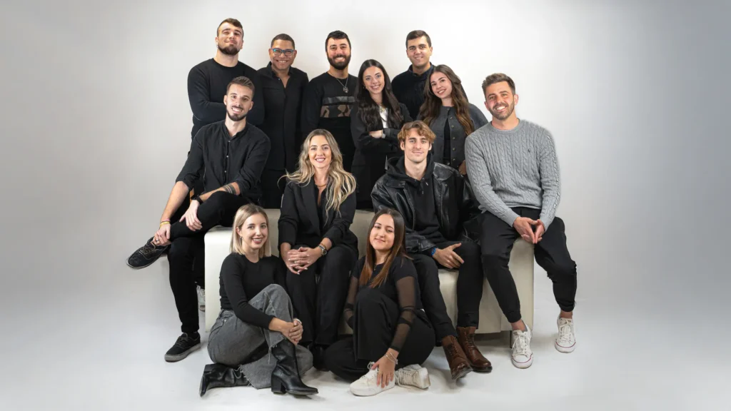 Equipo de marketing digital Wola trabajando en estrategias creativas