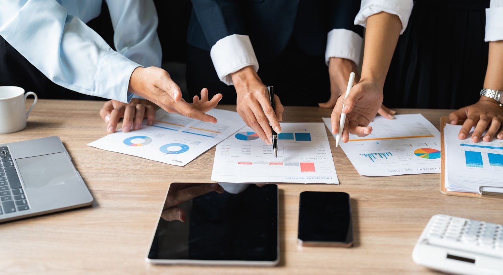 Análisis y comparativa de la competencia, varios profesionales poniéndose de acuerdo.