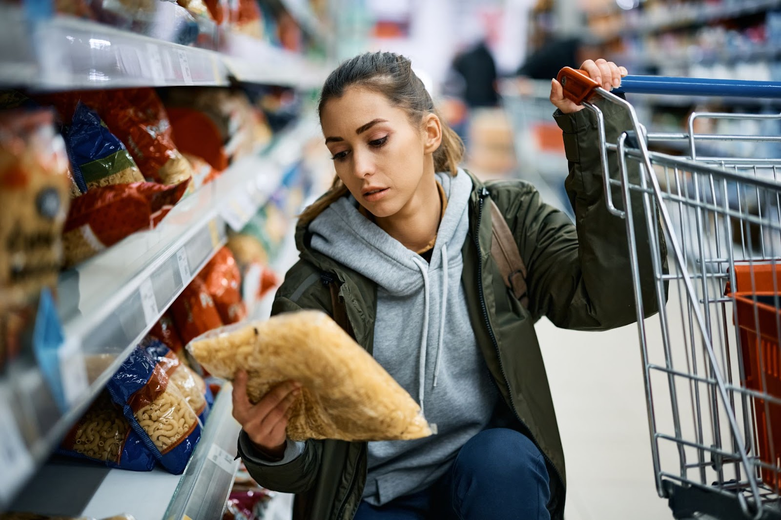 Mujer mirando productos relacionados juntos, en concreto la sección de la pasta. Mujer mirando productos relacionados juntos, en concreto la sección de la pasta.