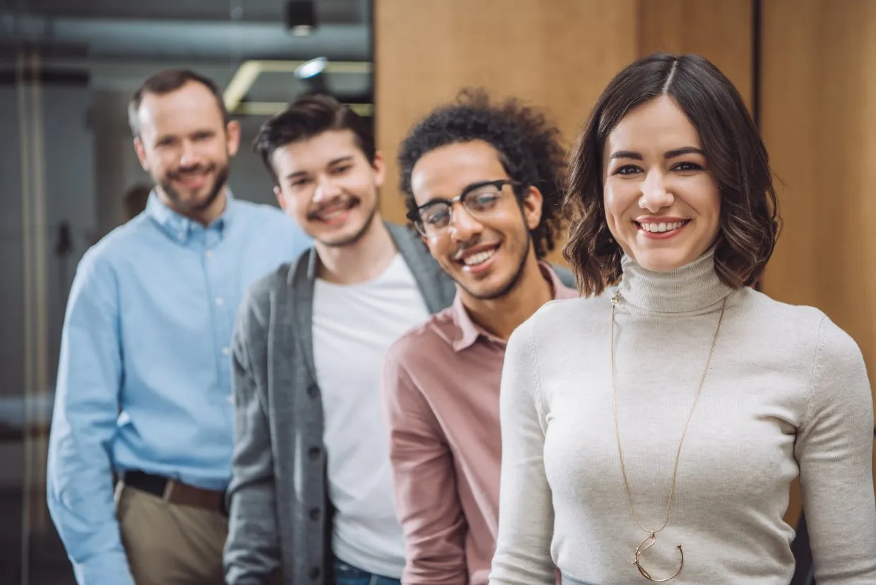 Equipo de una pyme trabajando en estrategias de marketing digital en oficina moderna