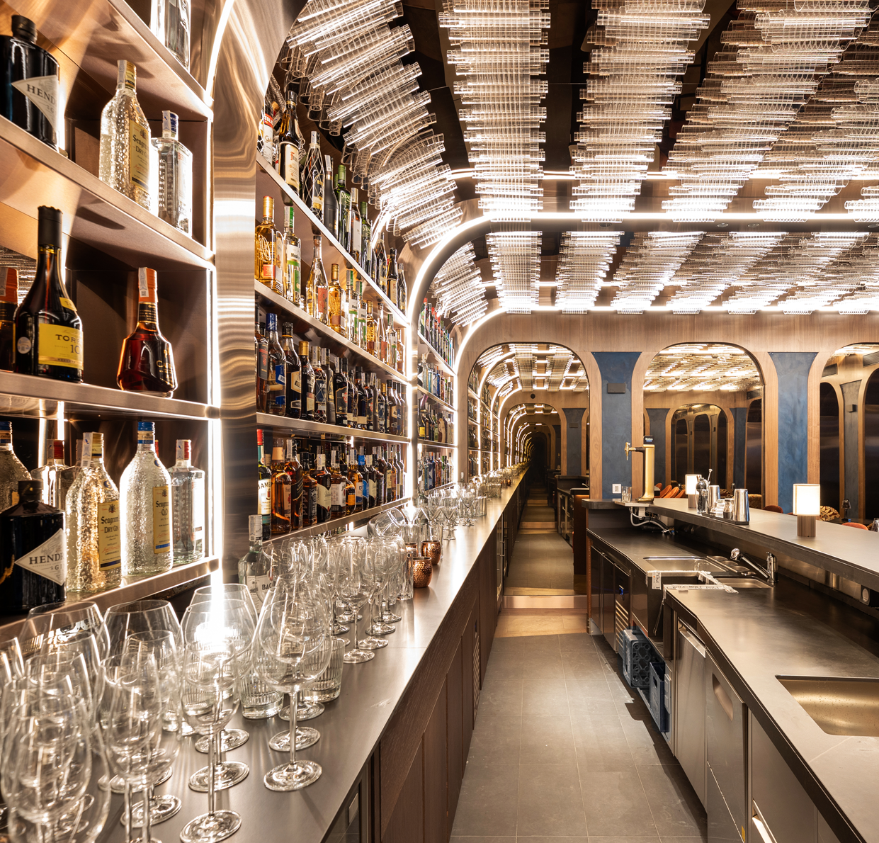 Barra elegante del restaurante de hotel Seda Club con copas y selección premium de bebidas