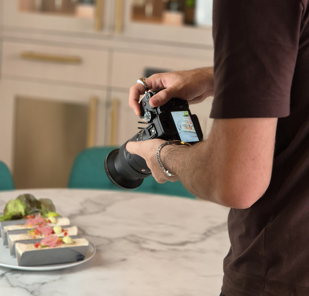Empleado de la agencia fotografiando comida