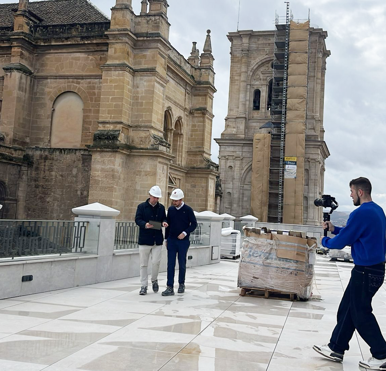 Empleado de la agencia haciendo contenido en terraza de Granada