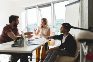 Trabajadores en una reunoón en una agencia de publicidad de Granada